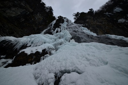 岩壁のブルーアイス　　日裏山谷　迷滝_c0303868_754078.jpg