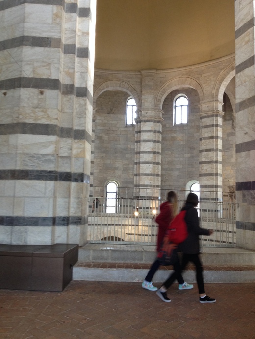ピサの洗礼堂、１階から見る。_a0136671_5195980.jpg