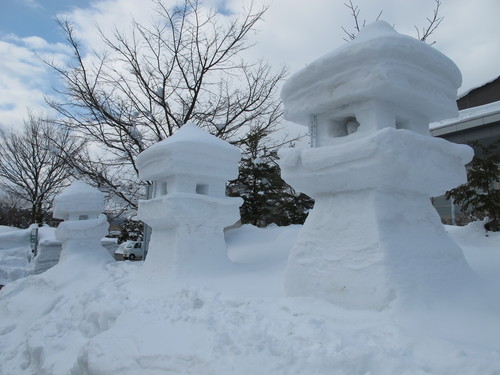 雪灯篭まつりが終わった翌朝、松岬公園前を通り米沢キャンパスへ　２月１６日・・・２_c0075701_12233262.jpg