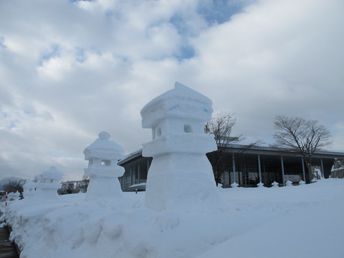 雪灯篭まつりが終わった翌朝、松岬公園前を通り米沢キャンパスへ　２月１６日・・・２_c0075701_12234681.jpg