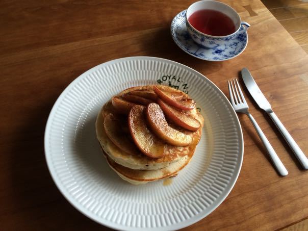 ふわモチパンケーキとりんごのココナッツオイル焼 くじらの日々