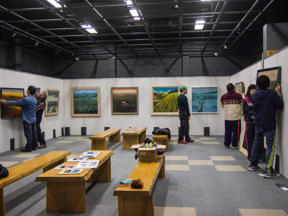 北の大地ビエンナーレ「道の駅移動展」カントリープラザで開催中!_f0276498_13513408.jpg