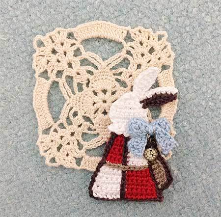 はじめてのかぎ針編みおとぎの国の物語パターン100 の アリスのウサギ 