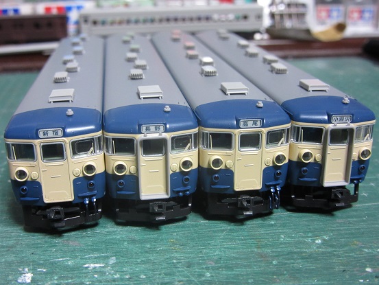 カトー115系800番台の整備 : 赤い電車は白い線