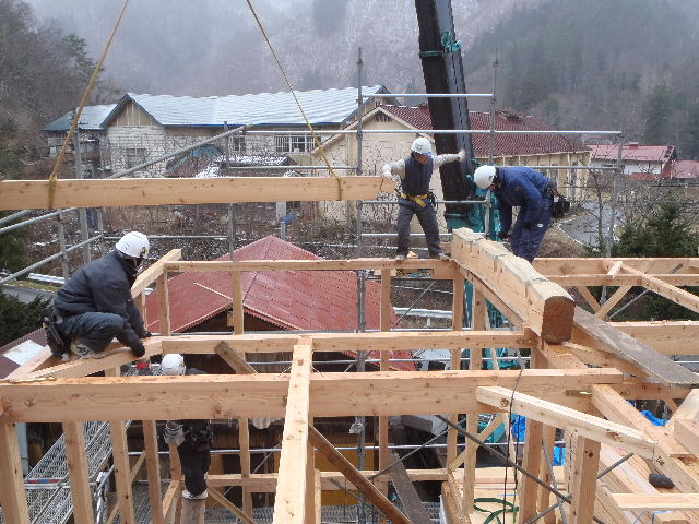 川井の家　建て方作業進行中。_f0105112_6394458.jpg