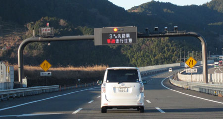 新東名 藤枝pa1km標識 3基目のオービスは点検中 彷徨写真生活part2 新東名 藤枝pa1km標識 3基目のオービスは点検中 彷徨写真生活part2