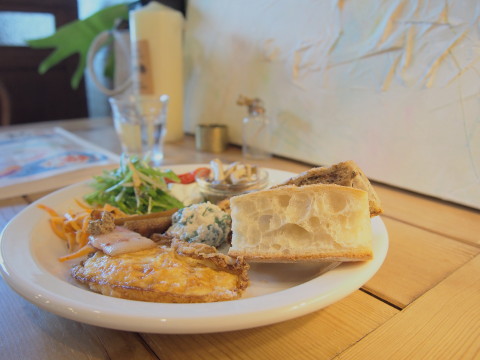 本日のプレートと栗とクリームチーズのタルト:cafe Zilch(弘前市)_b0147224_2031567.jpg
