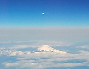 ノーイング「サインはUFO」：エイリアンは知っている！？２→聞いてるか二階、お前のせいだぞ！_e0171614_15441715.jpg