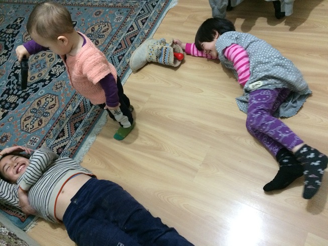 死んだふり トルコ子育て生活