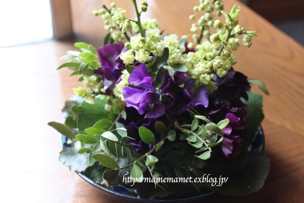 アオモジの花と紫スイートピー 豆豆暮らし