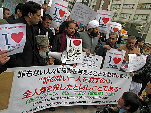 在日パキスタン人が第三書館に抗議 原発反対 @内幸町・霞ヶ関・永田町_a0188487_18205236.jpg