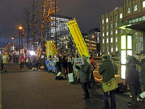 在日パキスタン人が第三書館に抗議 原発反対 @内幸町・霞ヶ関・永田町_a0188487_18215562.jpg