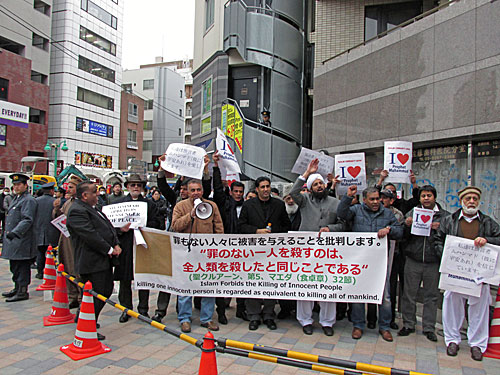 在日パキスタン人が第三書館に抗議 原発反対 @内幸町・霞ヶ関・永田町_a0188487_182179.jpg