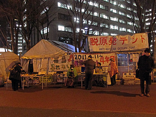 在日パキスタン人が第三書館に抗議 原発反対 @内幸町・霞ヶ関・永田町_a0188487_18221151.jpg