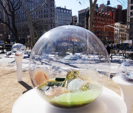NYの公園にガラスの球体パブリック・アート作品 Gazing Globes_b0007805_1241065.jpg