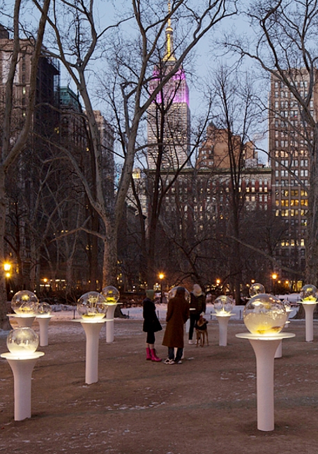 NYの公園にガラスの球体パブリック・アート作品 Gazing Globes_b0007805_1371671.jpg