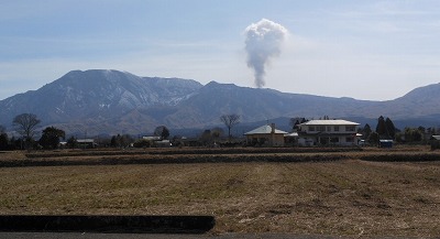 阿蘇の噴煙と山芋掘り_c0203348_18101578.jpg