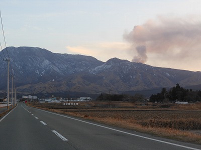 阿蘇の噴煙と山芋掘り_c0203348_18132640.jpg