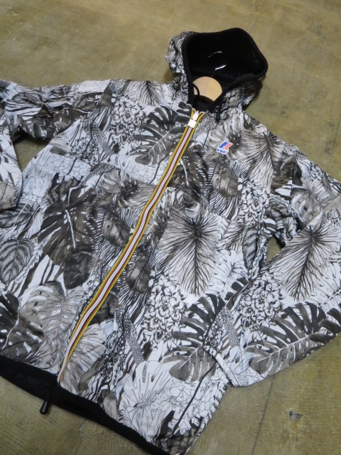 フランスの秀逸コラボ限定 ・・・ K WAY × Christian Lacroix (再!)_d0152280_22104486.jpg