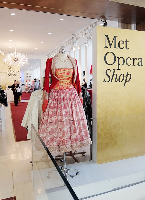 メトロポリタン・オペラ劇場内の「メット・オペラ・ショップ」 Met Opera Shop_b0007805_1084925.jpg