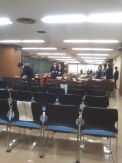 最後列から見えない傍聴を強いられる中野区の予算特別委員会_a0336146_00532216.jpg