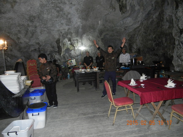 ’１５，２，２７（金）ベトナム旅行７日目ハロン湾洞窟ディナー！！_f0060461_11371919.jpg