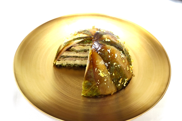 Chartreuse de perdreau / chou / foie gras 　　フォアグラと山鶉、縮緬キャベツのシャリュトリューズ  _f0303590_17464042.jpg