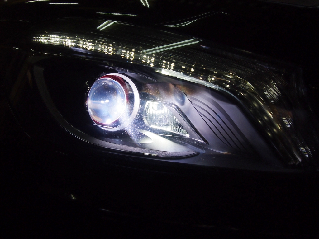 AMG・A45のタイヤ、ヘッドランプ球&コーナリングライト交換。_e0188729_16544486.jpg