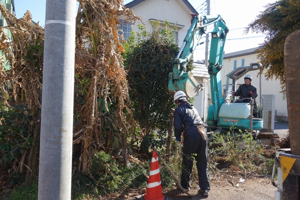 歩道拡幅工事が進行中_d0151144_16491712.jpg