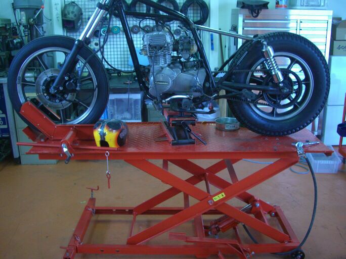 オートバイの移動に（ガレージ内や工場でのバイクの旋回、移動に