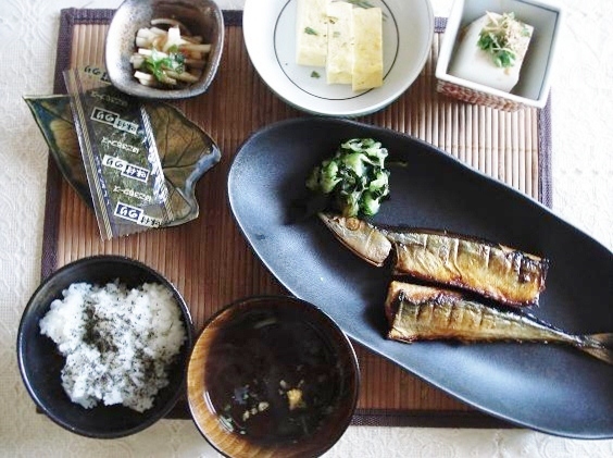焼き魚の朝ごはん バナナの葉っぱのお皿 E N Joy