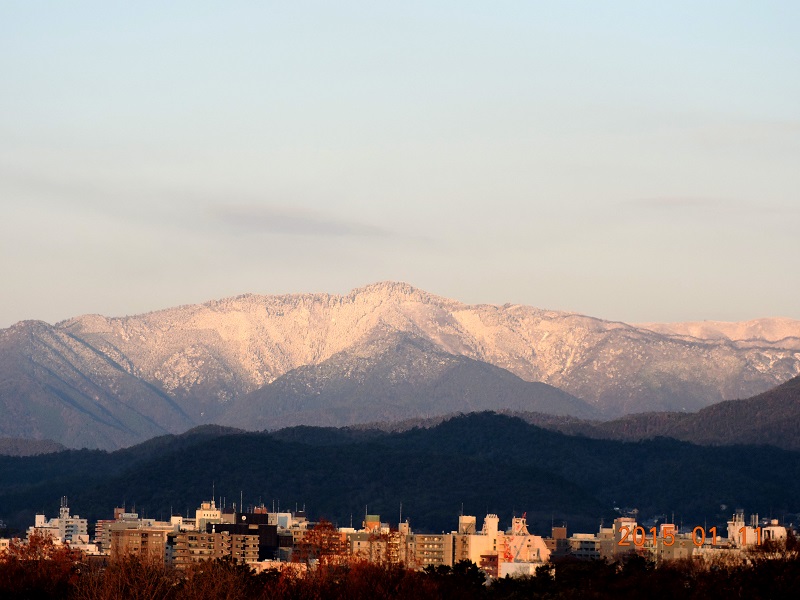 【霊峰愛宕山　 新春絶景】　　山の帰りトラックに豚と同乗　　　８階病棟より_a0191852_11265225.jpg