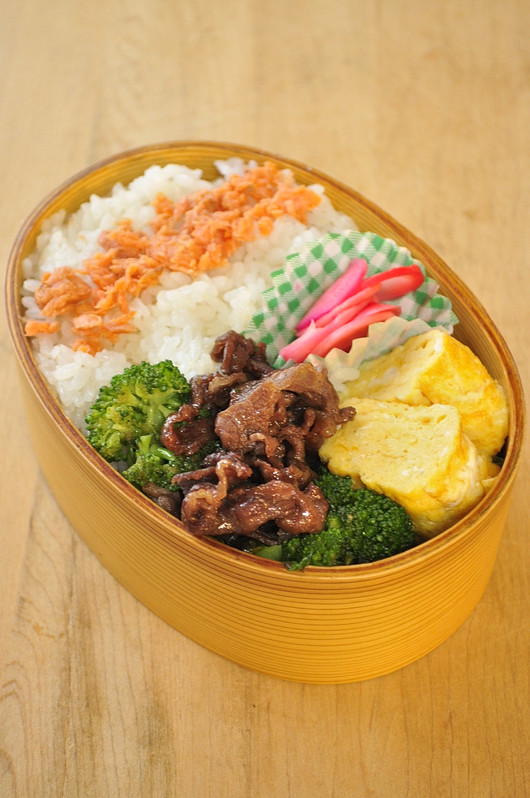牛とブロッコリー炒めのお弁当_b0171098_1571946.jpg