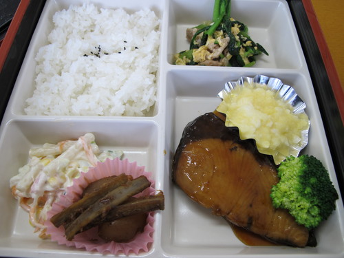 朝：サラダ＆豆乳味噌汁　昼：ハイメカ社の鰤煮付けお弁当　夜：マグロ漬け＆紅鮭丼　　３月　２日_c0075701_2241728.jpg