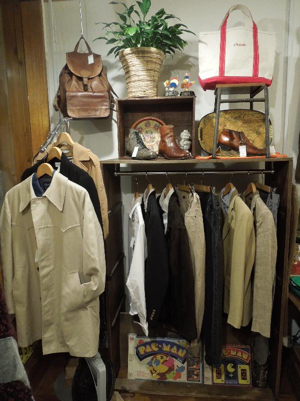 【アンティーク品】古着屋のディスプレイとして使っていた物。。 本日2回目のブログ。春らしくディスプレイを変えたりしてみました