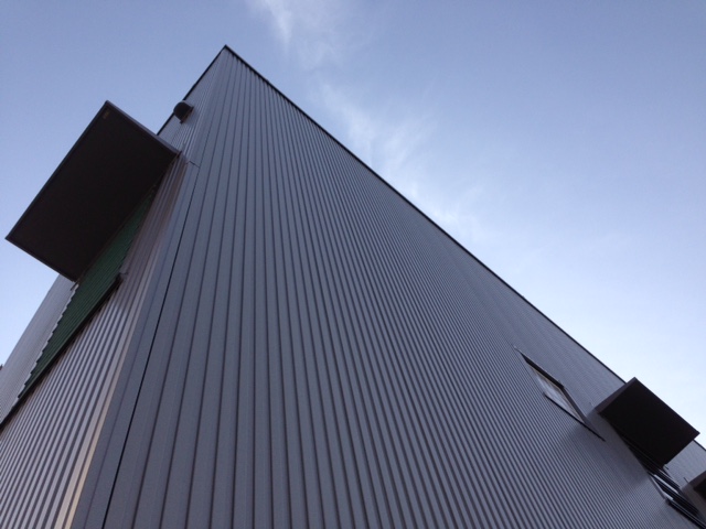 対照的な建物_a0326106_20475364.jpg