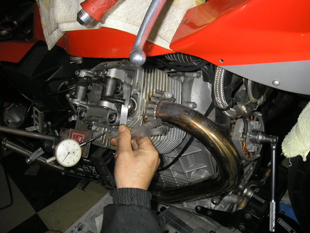 MOTO GUZZIのバルブクリアランスA_e0218639_1074445.jpg
