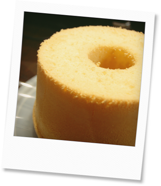 半分ずつの砂糖で作ったシフォンケーキの焼き上がり Kurashinote 半分ずつの砂糖で作ったシフォンケーキの焼き上がり Kurashinote