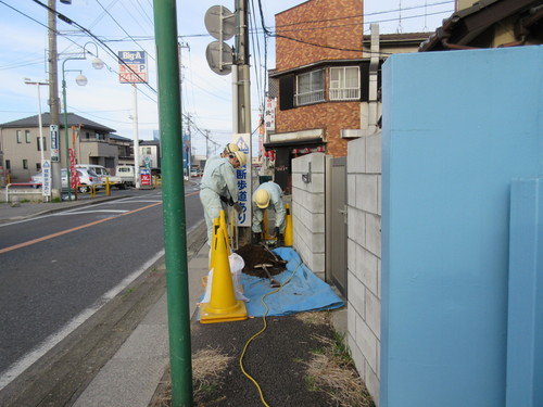 ただ今、街路灯の工事をしております_f0000928_1032150.jpg