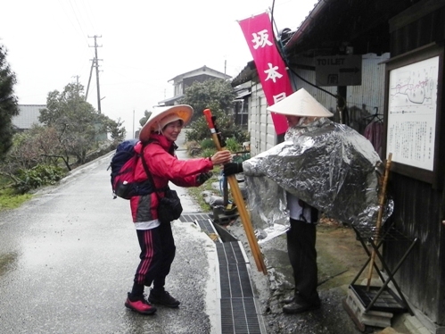 春雨?の坂本屋 千客万来_f0213825_1554873.jpg