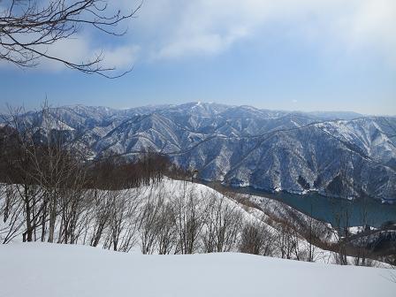 狗背谷982.9ｍ　　九頭竜湖を眺めながら_f0302771_1581112.jpg