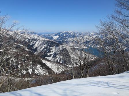 狗背谷982.9ｍ　　九頭竜湖を眺めながら_f0302771_1585448.jpg