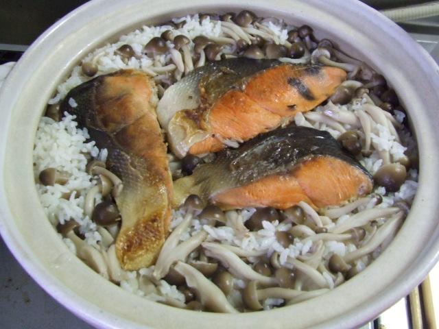土鍋で塩鮭しめじ炊き込みご飯_f0019498_16425411.jpg