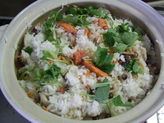 土鍋で塩鮭しめじ炊き込みご飯_f0019498_16462046.jpg