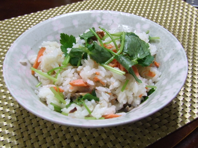 土鍋で塩鮭しめじ炊き込みご飯_f0019498_1647342.jpg