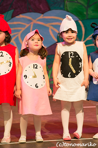 みんな手を振っちゃう♪幼稚園の発表会_c0024345_0275184.jpg