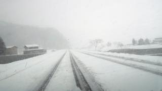 夕方近く急に強くなった降雪の中....._b0194185_234192.jpg
