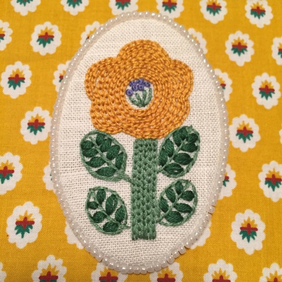 花の刺繍のブローチ。_b0236351_09201447.jpg