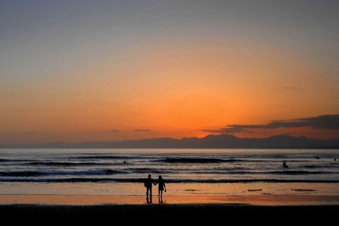 手を取り合って眺める夕景の美しさ_e0131161_19471384.jpg