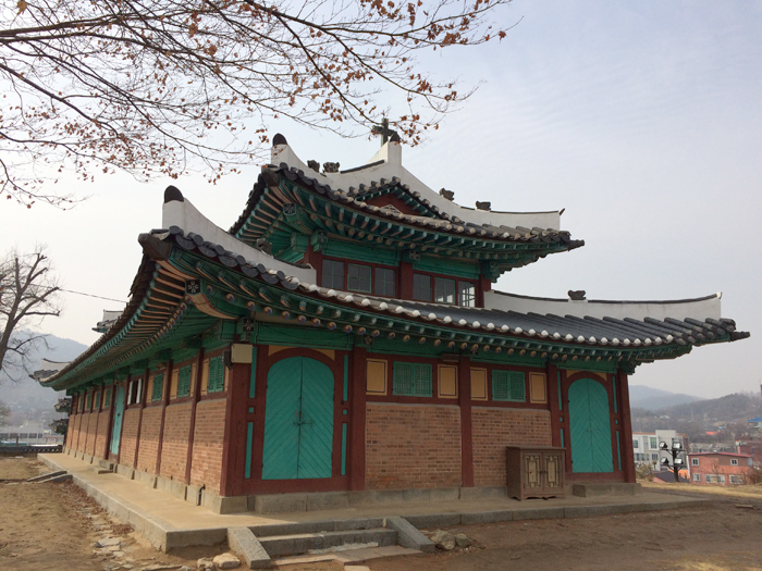 韓洋折衷の美しい「聖公会江華聖堂」_e0160774_21192754.jpg